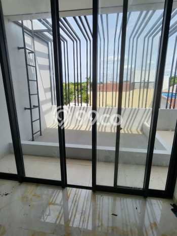 Jual Rumah Luas Elegan Dengan View Eksklusif di Meruya, Jakarta Barat Jual Rumah Luas Elegan Dengan View Eksklusif di Meruya, Jakarta Barat