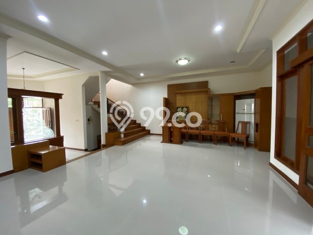 Disewakan! Rumah 3 Kamar Tidur &
3 Kamar Mandi di Setra Duta, Bandung Disewakan! Rumah 3 Kamar Tidur &
3 Kamar Mandi di Setra Duta, Bandung