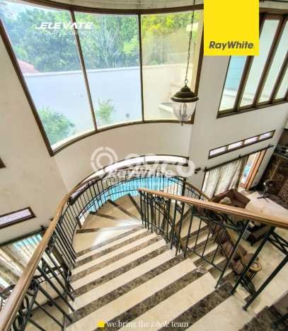 Rumah Elit Modern Tanpa Renovasi di Pondok Indah Jakarta Selatan Rumah Elit Modern Tanpa Renovasi di Pondok Indah Jakarta Selatan