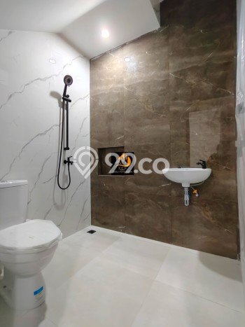 Rumah Modern Minimalis 4 Kamar Siap Huni di Ciracas Rumah Modern Minimalis 4 Kamar Siap Huni di Ciracas
