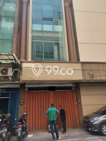 Area Ramai! Ruko Dijual di Genteng untuk Bisnis Luas Bangunan 151m2 Area Ramai! Ruko Dijual di Genteng untuk Bisnis Luas Bangunan 151m2