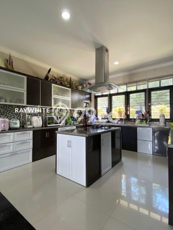 Rumah Mewah LB 400m2 Siap Huni Desain Elegan di Kemang, Jakarta Selatan Rumah Mewah LB 400m2 Siap Huni Desain Elegan di Kemang, Jakarta Selatan