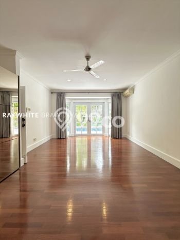 Rumah LB 900m² Dekat dengan Akses Transportasi, Jakarta Selatan - Lokasi Premium Rumah LB 900m² Dekat dengan Akses Transportasi, Jakarta Selatan - Lokasi Premium