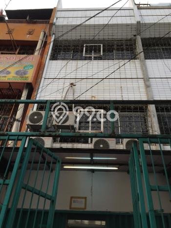 Ruko Disewa di Jakarta Barat dengan LB 180m2 Area Komersial Ramai Ruko Disewa di Jakarta Barat dengan LB 180m2 Area Komersial Ramai