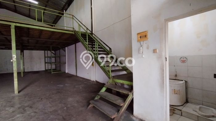 Disewakan Gudang di Kawasan Ramai Kopo Luas 300m2 Disewakan Gudang di Kawasan Ramai Kopo Luas 300m2