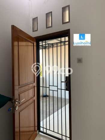Rumah Mewah LB 250m2 Siap Huni Desain Elegan di Pondok Kelapa, Jakarta Timur Rumah Mewah LB 250m2 Siap Huni Desain Elegan di Pondok Kelapa, Jakarta Timur