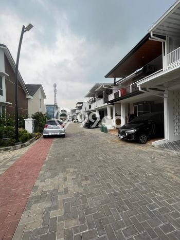 Dijual Rumah 5 Kamar Lokasi Ideal Bagus dan Strategis di Karawaci Dijual Rumah 5 Kamar Lokasi Ideal Bagus dan Strategis di Karawaci