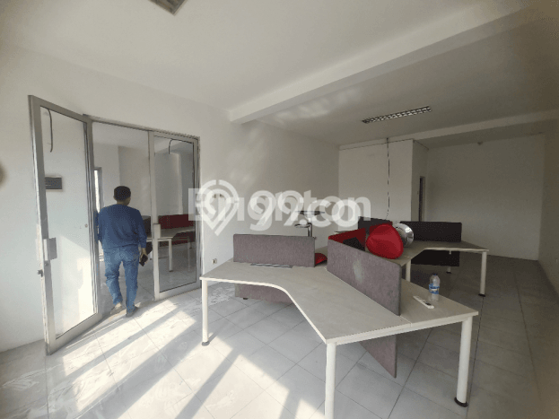Ruko Disewa di Jakarta Pusat dengan LB 240m2 Area Komersial Ramai Ruko Disewa di Jakarta Pusat dengan LB 240m2 Area Komersial Ramai