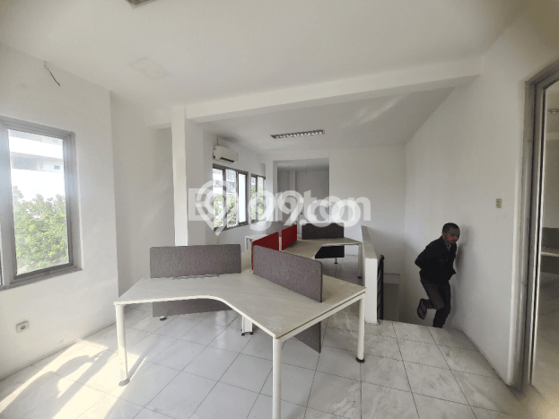 Ruko Disewa di Jakarta Pusat dengan LB 240m2 Area Komersial Ramai Ruko Disewa di Jakarta Pusat dengan LB 240m2 Area Komersial Ramai