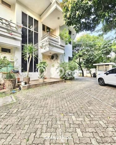 Hunian Eksklusif Siap Huni LT 1045m2 di Kebayoran Baru, Jakarta Selatan Hunian Eksklusif Siap Huni LT 1045m2 di Kebayoran Baru, Jakarta Selatan