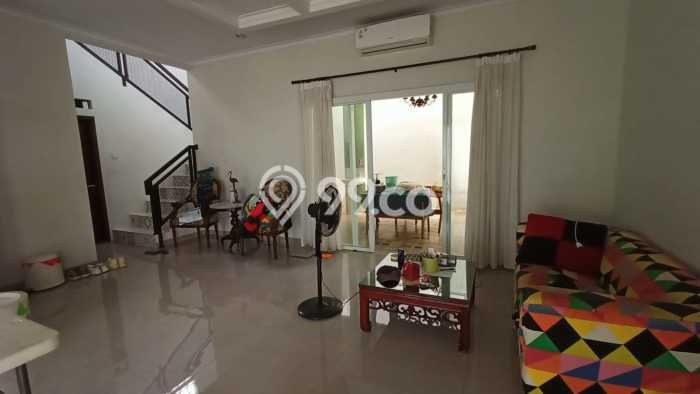 Hunian Cantik Modern Lb 315m2 di Ciputat, Tangerang Selatan Hunian Cantik Modern Lb 315m2 di Ciputat, Tangerang Selatan