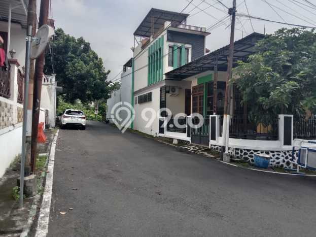 Jual Rumah Favorit Siap Huni LB 200m2 di Banyumanik, Semarang Jual Rumah Favorit Siap Huni LB 200m2 di Banyumanik, Semarang