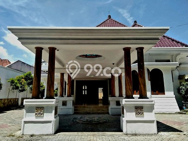 Rumah Bagus Disewakan di Raya Darmo, Surabaya LT 900m2, LB 650m2 Rumah Bagus Disewakan di Raya Darmo, Surabaya LT 900m2, LB 650m2