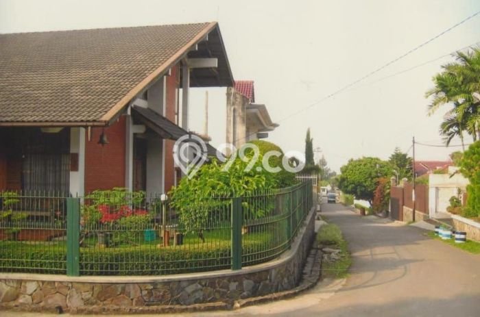 Rumah hoek bagus terawat di jalan dangdeur Surya sumantri bandung Rumah hoek bagus terawat di jalan dangdeur Surya sumantri bandung