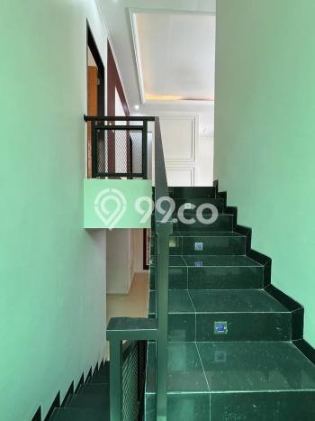 Rumah Mewah LB 300m2 Siap Huni Desain Elegan di Harjamukti, Depok Rumah Mewah LB 300m2 Siap Huni Desain Elegan di Harjamukti, Depok