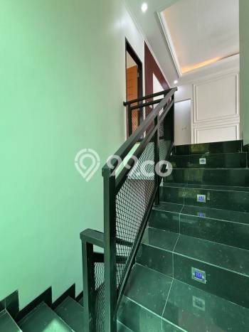 Rumah Mewah LB 300m2 Siap Huni Desain Elegan di Harjamukti, Depok Rumah Mewah LB 300m2 Siap Huni Desain Elegan di Harjamukti, Depok