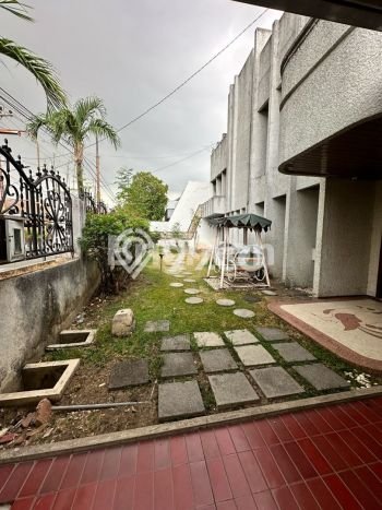Hunian Mewah LB 650m2 Siap Huni Desain Elegan di Manyar, Surabaya Hunian Mewah LB 650m2 Siap Huni Desain Elegan di Manyar, Surabaya