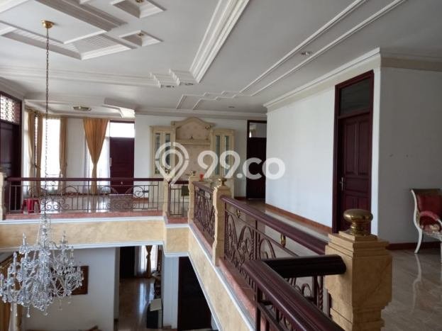 Siap Huni Rumah Mewah 6 Kamar di Genteng Dekat ke Mana Saja Siap Huni Rumah Mewah 6 Kamar di Genteng Dekat ke Mana Saja