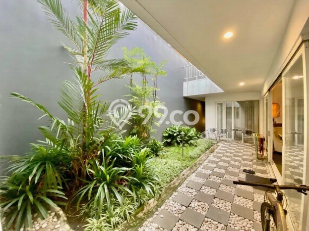 Hunian Elit LB 390m2 Siap Pakai Desain Elegan di Graha, Surabaya Hunian Elit LB 390m2 Siap Pakai Desain Elegan di Graha, Surabaya