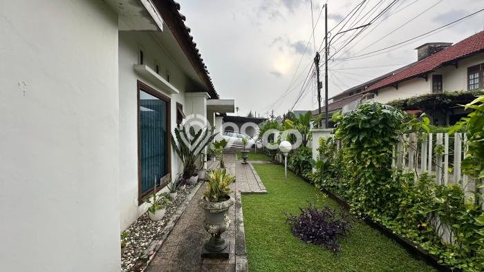 For Sale! Luxury House LT 816m2 Desain Modern di Kemang For Sale! Luxury House LT 816m2 Desain Modern di Kemang