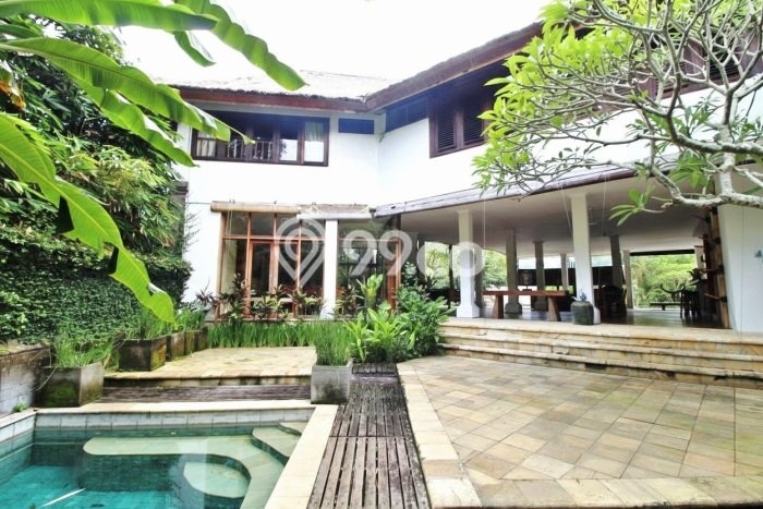 Rumah Mewah LB 700m2 Siap Huni Desain Elegan di Umalas, Badung Rumah Mewah LB 700m2 Siap Huni Desain Elegan di Umalas, Badung