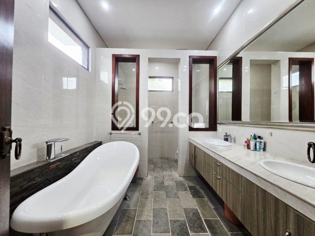 Hunian Bagus Disewakan di Sanur, Denpasar LT 400m2, LB 365m2 Hunian Bagus Disewakan di Sanur, Denpasar LT 400m2, LB 365m2