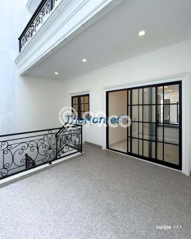 Ready to Use! Luxury House LT 140m2 Desain Elegan di Pejaten Ready to Use! Luxury House LT 140m2 Desain Elegan di Pejaten