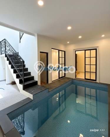 Ready to Use! Luxury House LT 140m2 Desain Elegan di Pejaten Ready to Use! Luxury House LT 140m2 Desain Elegan di Pejaten