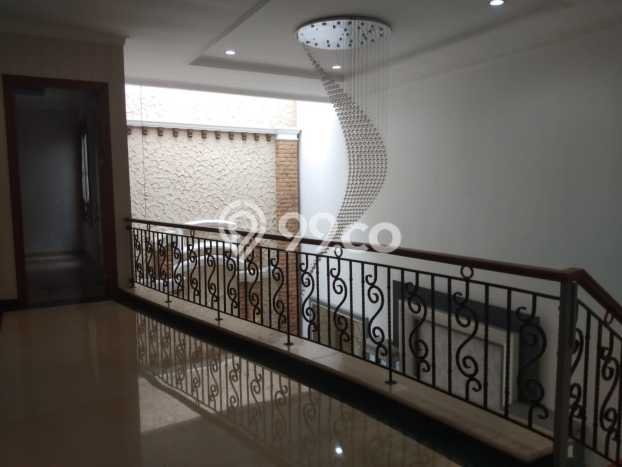 SEGERA MILIKI! Rumah area Taman Surya, Jakarta Barat, LT 200m² LB 300m² SEGERA MILIKI! Rumah area Taman Surya, Jakarta Barat, LT 200m² LB 300m²