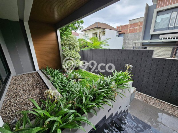 Rumah Luxury Modern Tanpa Renovasi di Pakuwon Indah Surabaya Rumah Luxury Modern Tanpa Renovasi di Pakuwon Indah Surabaya