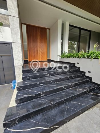 Rumah Luxury Modern Tanpa Renovasi di Pakuwon Indah Surabaya Rumah Luxury Modern Tanpa Renovasi di Pakuwon Indah Surabaya