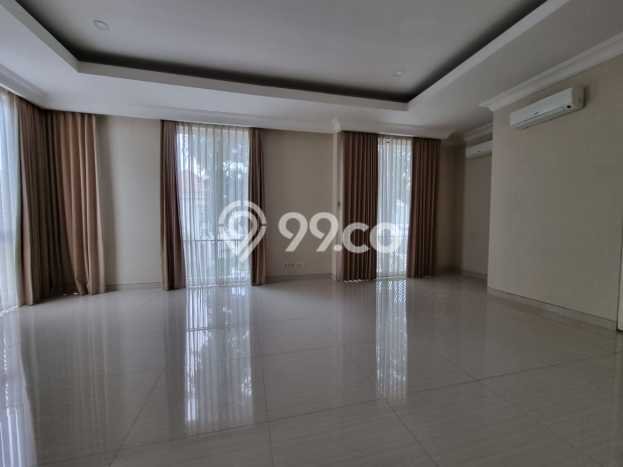 Rumah di Pakuwon Indah, 4 KM, Area Asri, Luas 300m² Bangunan 275m² Rumah di Pakuwon Indah, 4 KM, Area Asri, Luas 300m² Bangunan 275m²