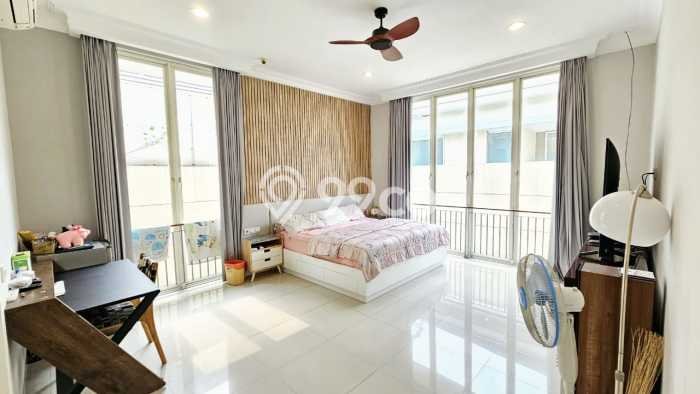 Hunian Mewah LB 300m2 Siap Pakai Desain Elegan di Pakuwon Indah, Surabaya Hunian Mewah LB 300m2 Siap Pakai Desain Elegan di Pakuwon Indah, Surabaya