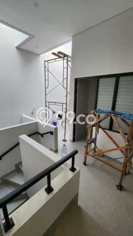 Rumah Luxury Modern Tanpa Renovasi di Pakuwon Indah Surabaya Rumah Luxury Modern Tanpa Renovasi di Pakuwon Indah Surabaya