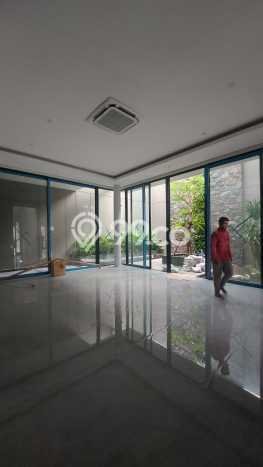 Rumah Elit Modern Siap Huni di Pakuwon Indah Surabaya Rumah Elit Modern Siap Huni di Pakuwon Indah Surabaya