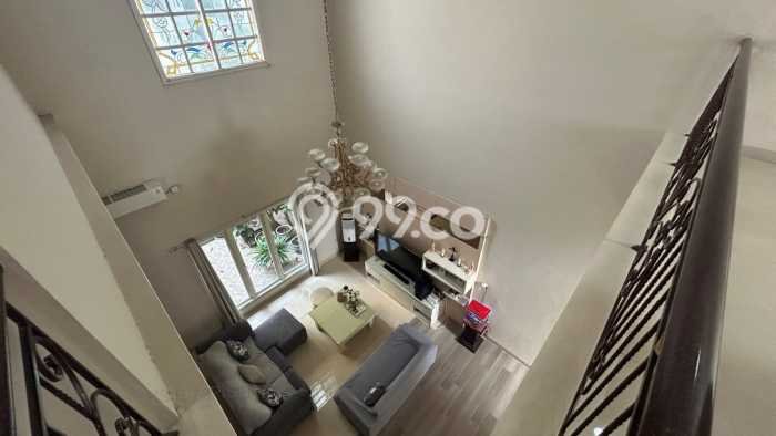 Rumah Elit Modern Tanpa Renovasi di Pakuwon Indah Surabaya Rumah Elit Modern Tanpa Renovasi di Pakuwon Indah Surabaya