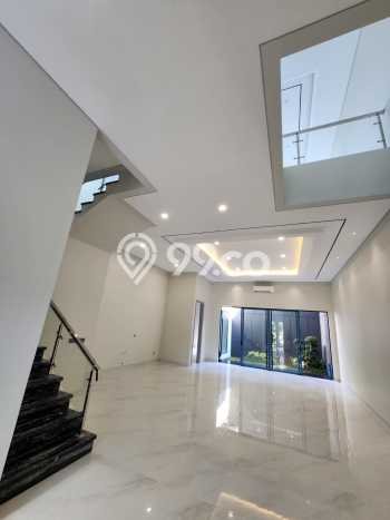 Rumah Elit Modern Siap Huni di Pakuwon Indah Surabaya Rumah Elit Modern Siap Huni di Pakuwon Indah Surabaya
