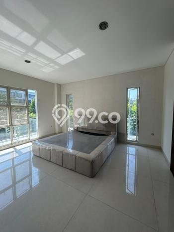 Rumah Elit Modern Tanpa Renovasi di Graha Surabaya Rumah Elit Modern Tanpa Renovasi di Graha Surabaya