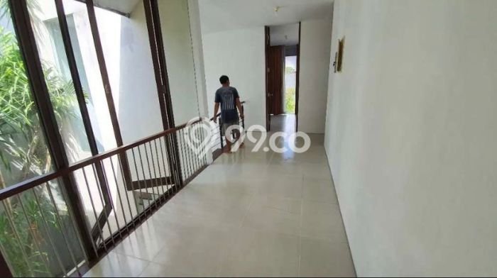 Hunian Mewah LB 400m2 Siap Pakai Desain Elegan di Graha, Surabaya Hunian Mewah LB 400m2 Siap Pakai Desain Elegan di Graha, Surabaya