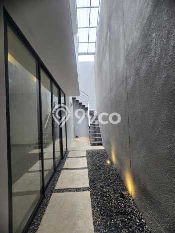 Rumah Elit Modern Tanpa Renovasi di Setra Duta Bandung Rumah Elit Modern Tanpa Renovasi di Setra Duta Bandung