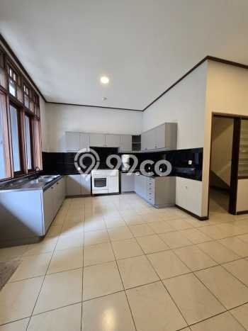 Rumah Elit Modern Tanpa Renovasi di Setra Duta Bandung Rumah Elit Modern Tanpa Renovasi di Setra Duta Bandung