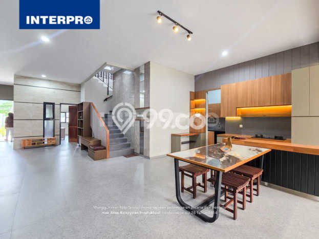 Rumah Kawasan Kav DKI, Luas 250m2m², Bangunan 300m2m² Rumah Kawasan Kav DKI, Luas 250m2m², Bangunan 300m2m²