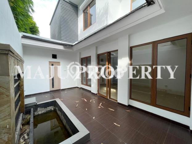 Rumah Minimalis 3 KT LT 200m2 di Legenda Wisata Rumah Minimalis 3 KT LT 200m2 di Legenda Wisata