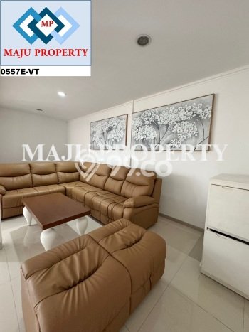 HUNIAN PILIHAN! Rumah di Kota Wisata, LT 240m² Bangunan 250m² HUNIAN PILIHAN! Rumah di Kota Wisata, LT 240m² Bangunan 250m²