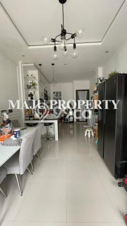 Jual Rumah Luas Megah Dengan View Eksklusif di Cibubur, Bekasi Jual Rumah Luas Megah Dengan View Eksklusif di Cibubur, Bekasi