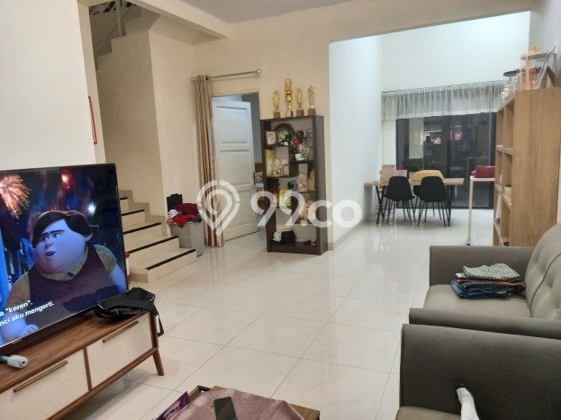 Dijual Rumah 6 Kamar Lokasi Ideal Bagus dan Strategis di Serpong Dijual Rumah 6 Kamar Lokasi Ideal Bagus dan Strategis di Serpong