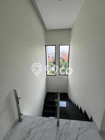 Hunian Elit LB 238m2 Siap Pakai Desain Elegan di Manyar, Surabaya Hunian Elit LB 238m2 Siap Pakai Desain Elegan di Manyar, Surabaya