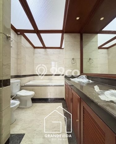 Rumah Mewah LB 623m2 Siap Pakai Desain Elegan di Pejaten, Jakarta Selatan Rumah Mewah LB 623m2 Siap Pakai Desain Elegan di Pejaten, Jakarta Selatan