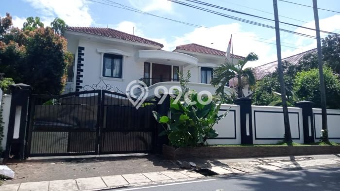 Rumah Nyaman dengan Luas Bangunan 1800m² di Lokasi Jati Padang, Jakarta Selatan Rumah Nyaman dengan Luas Bangunan 1800m² di Lokasi Jati Padang, Jakarta Selatan