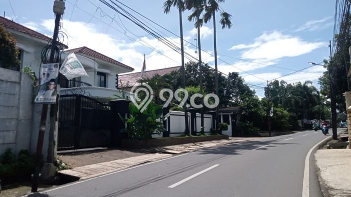 Rumah Nyaman dengan Luas Bangunan 1800m² di Lokasi Jati Padang, Jakarta Selatan Rumah Nyaman dengan Luas Bangunan 1800m² di Lokasi Jati Padang, Jakarta Selatan